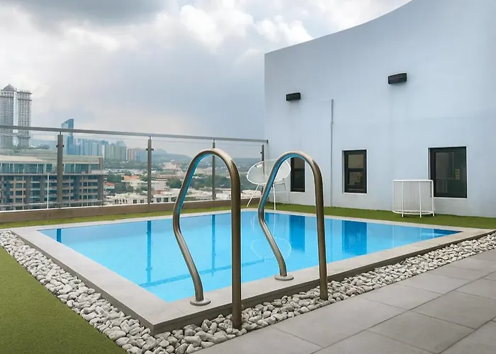 Castle Peak Hotel 3*