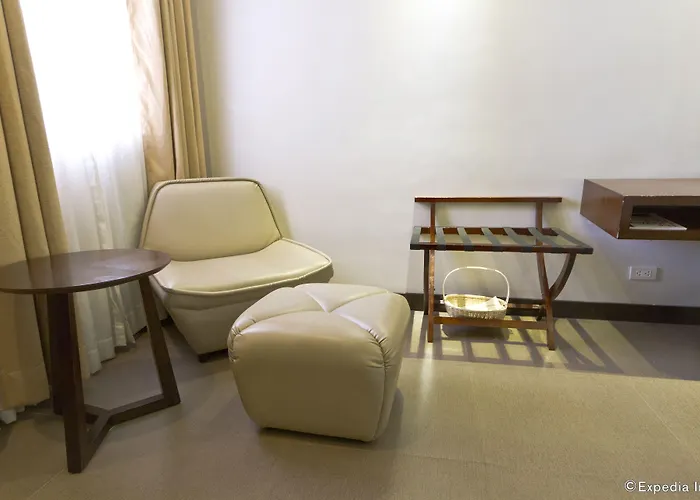 Castle Peak Hotel 3*
