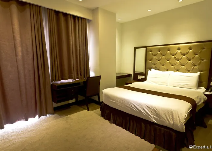 Castle Peak Hotel 3*