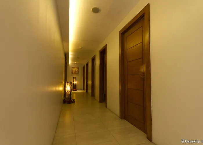 Castle Peak Hotel 3*